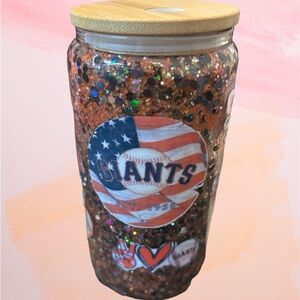 16 oz Giants snowglobe glass cup comes with lid and straw.
